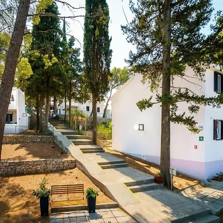 Lumbarda Resort Apartments *