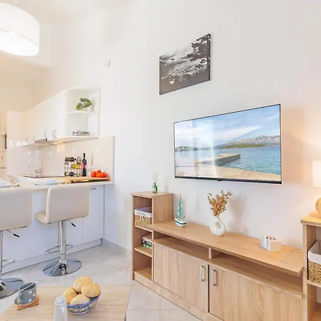 Lumbarda Resort Apartments *