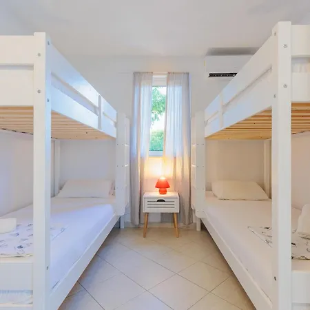 公寓 Lumbarda Resort Apartments *