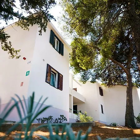 Lumbarda Resort Apartments *