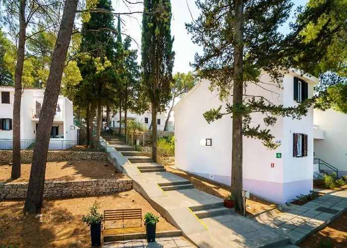 Lumbarda Resort Apartments *